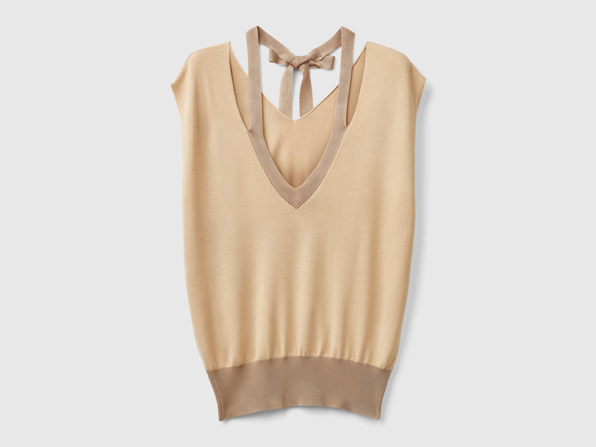 Maglia fluida con scollo a V e lacetti