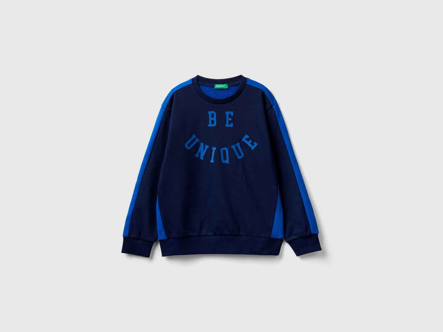 Felpa color block con stampa da bambino blu scuro | Benetton Outlet