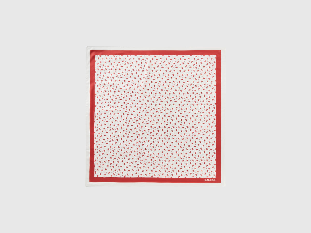 Foulard e bianco con stampa floreale