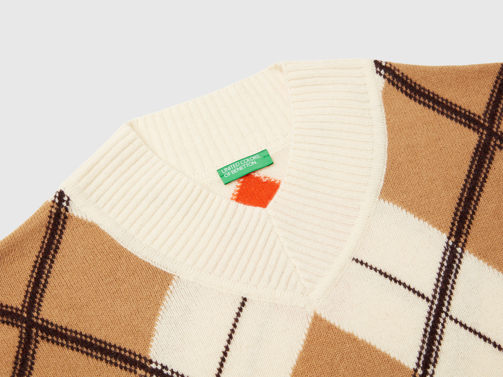 Maglione con intarsio rombi da donna cammello 3 | Benetton Outlet