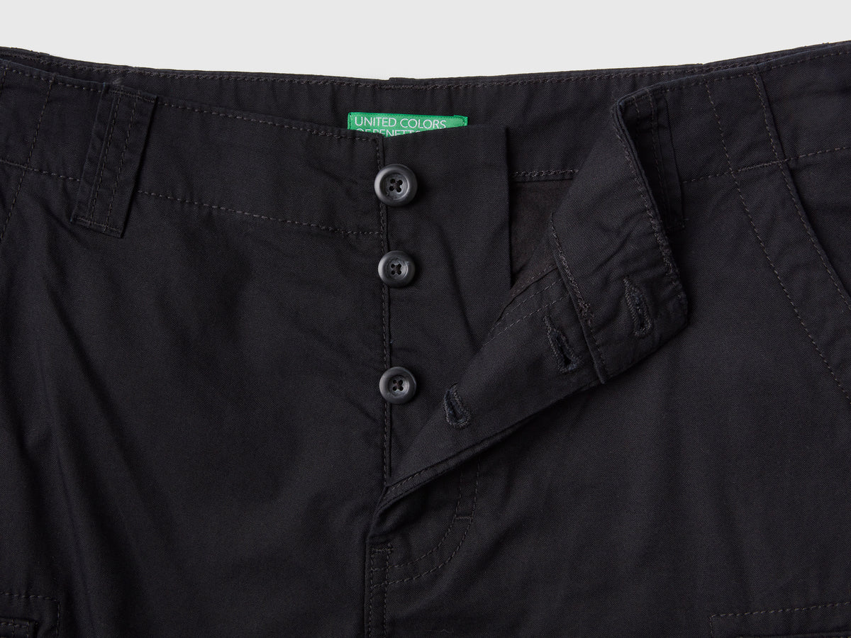 Pantaloni corti modello cargo in canvas di 100% cotone