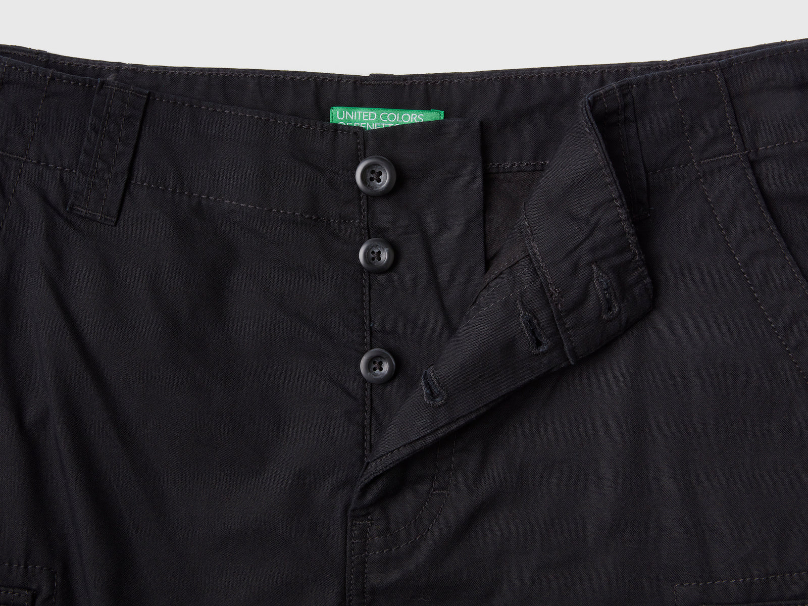 Pantaloni corti modello cargo in canvas di 100% cotone da uomo nero 3 | Benetton Outlet