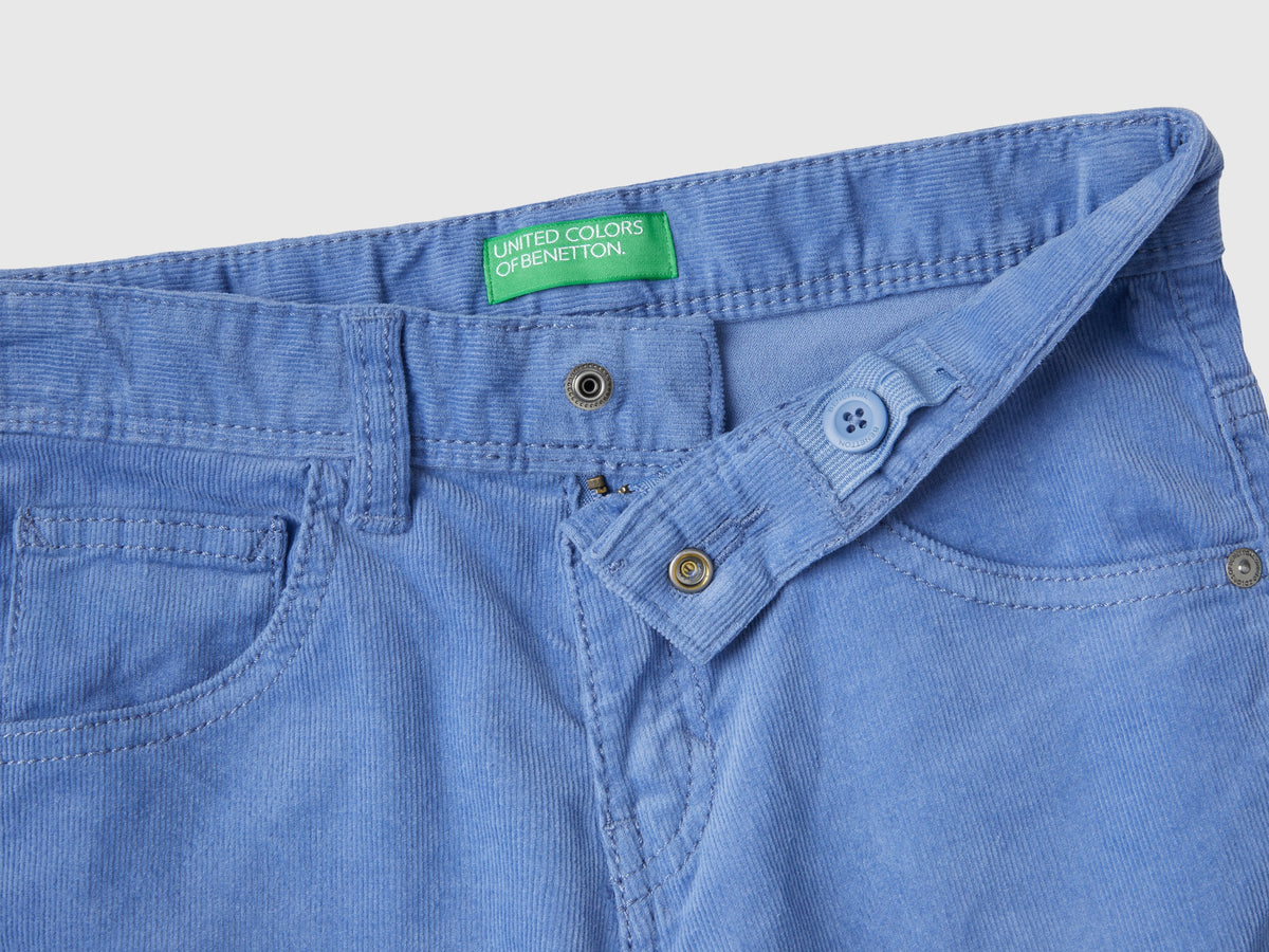 Pantaloni slim fit in velluto stretch