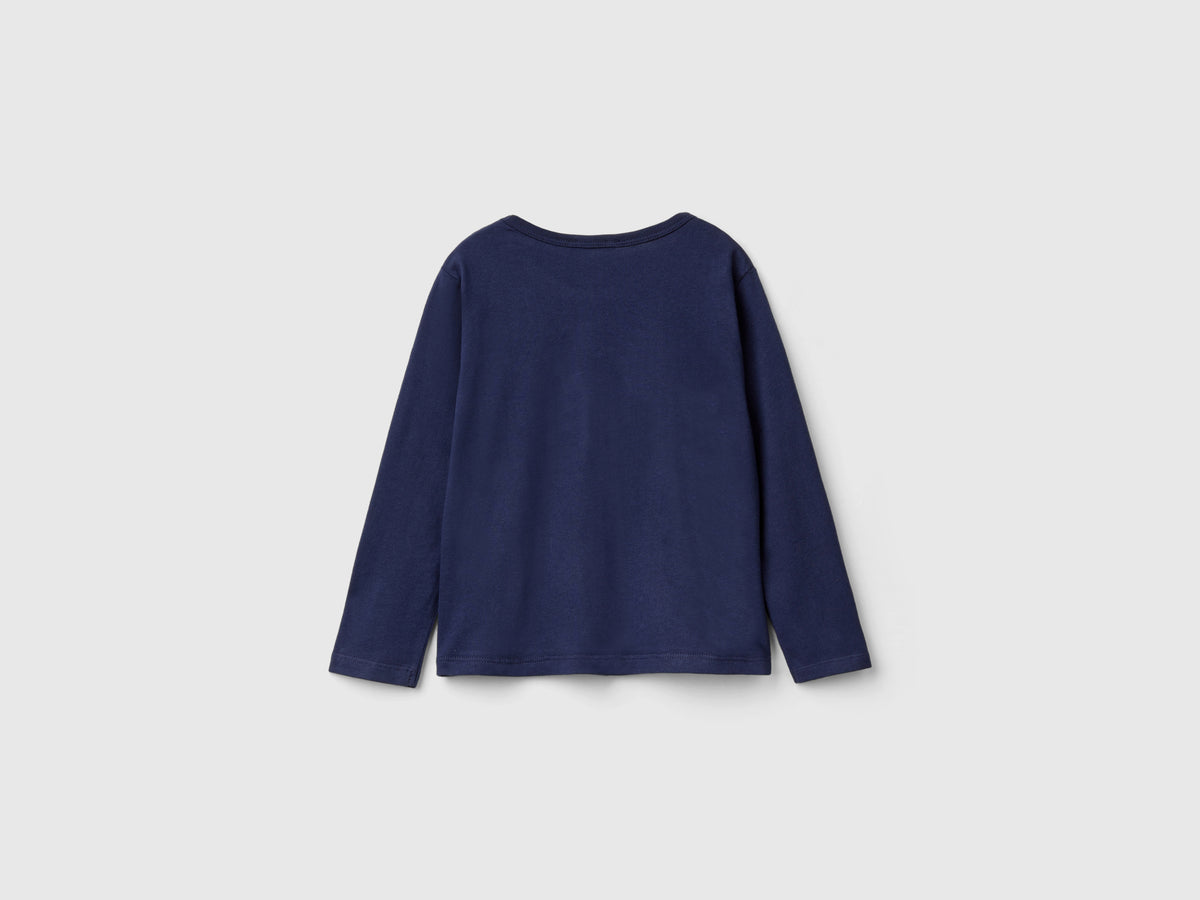 T-shirt con stampa e paillettes