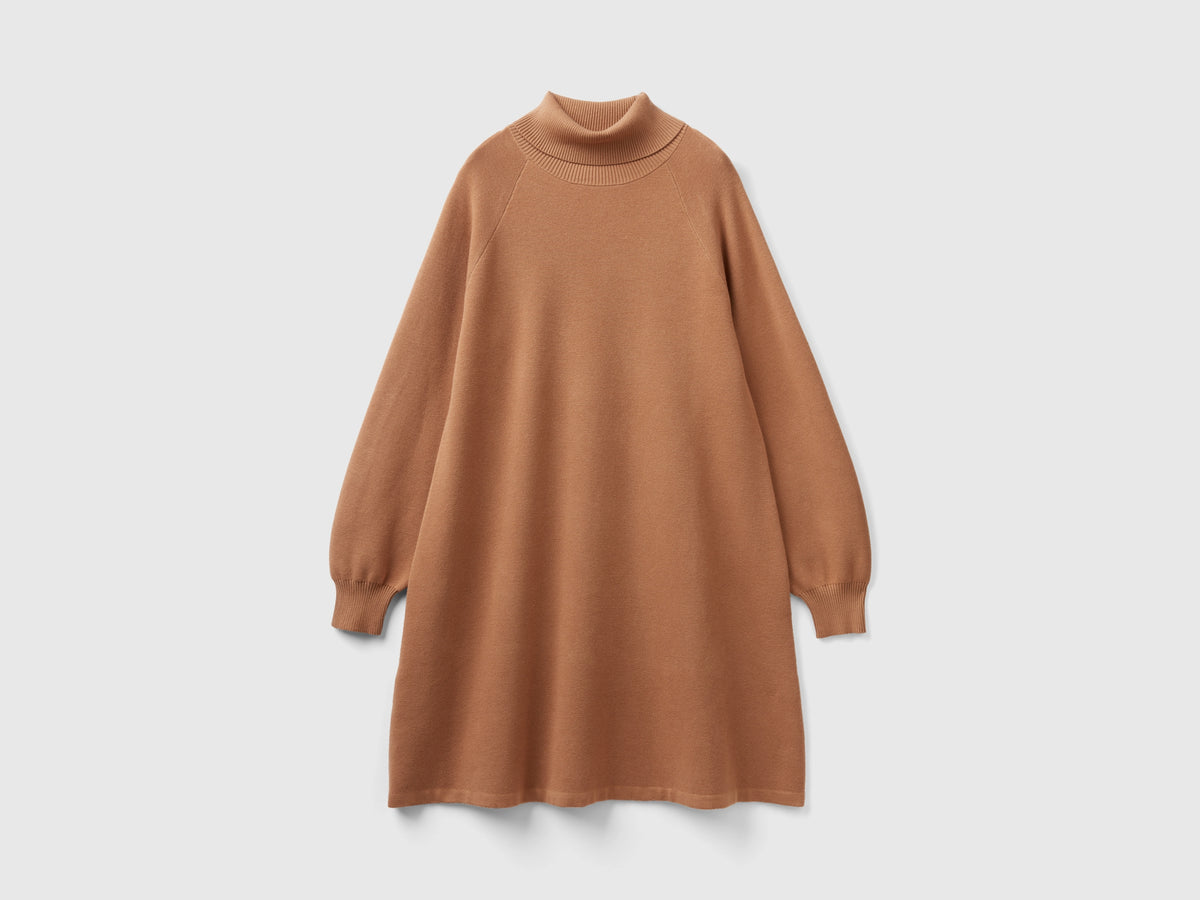 Abito in maglia con collo alto