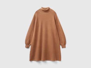Abito in maglia con collo alto