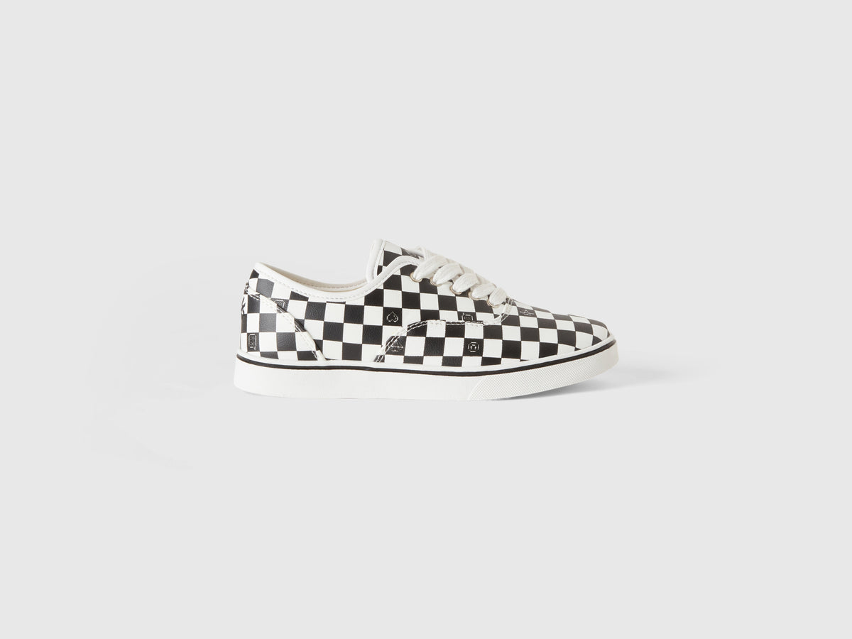 Sneakers con lacci e logo