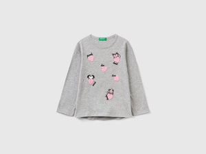 T-shirt con ricami e applicazioni