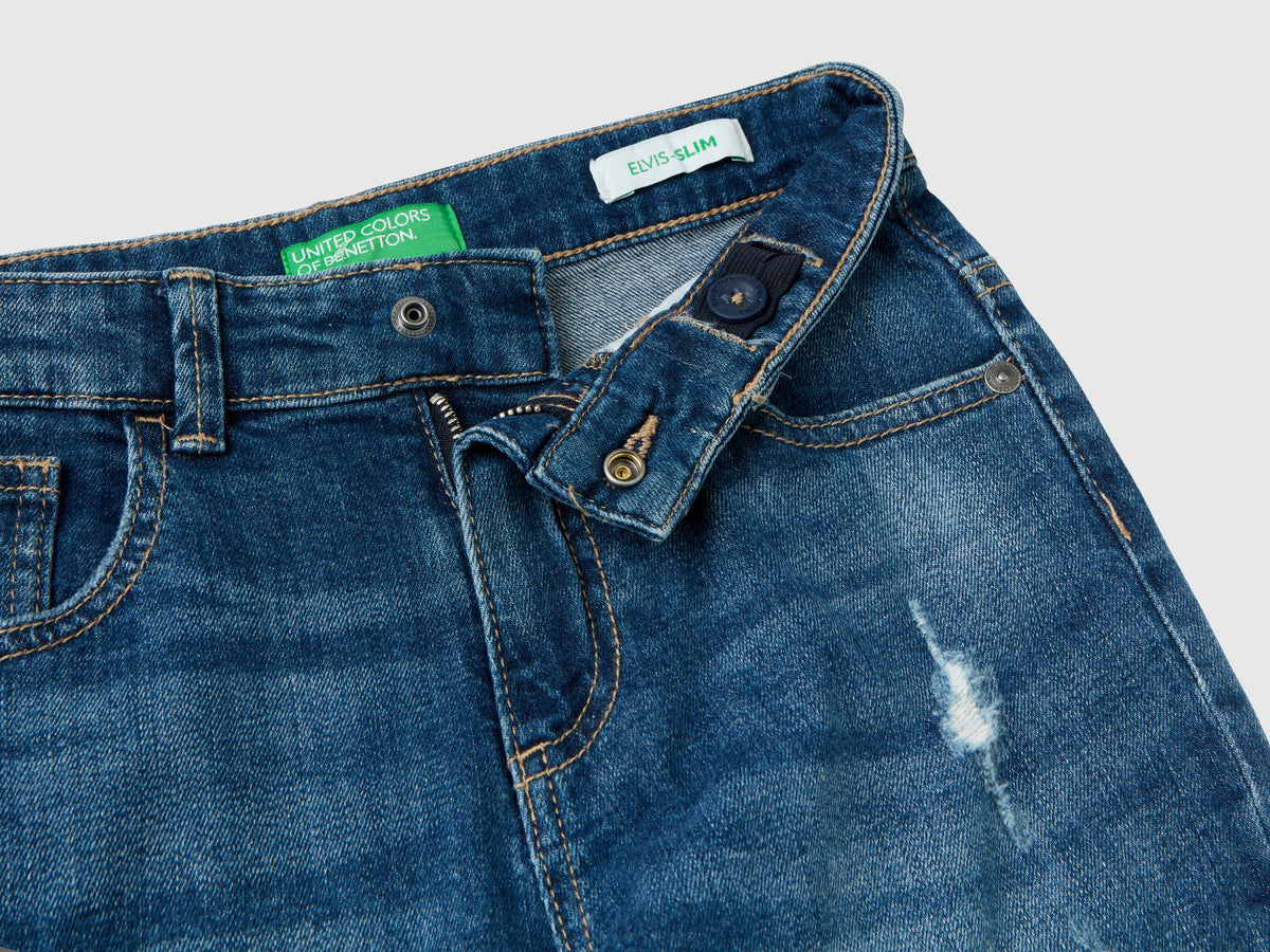 Jeans slim fit con rotture