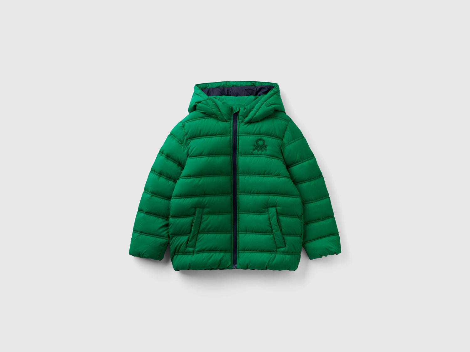 Giubbotto imbottito con cappuccio e logo da bambino verde | Benetton Outlet