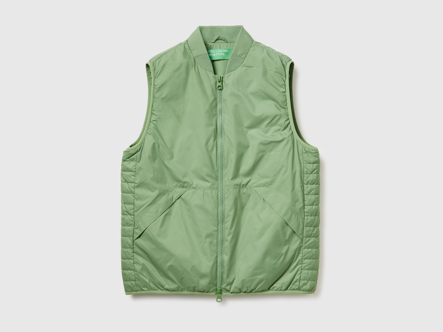 Gilet in nylon con imbottitura riciclata da uomo verde militare | Benetton Outlet