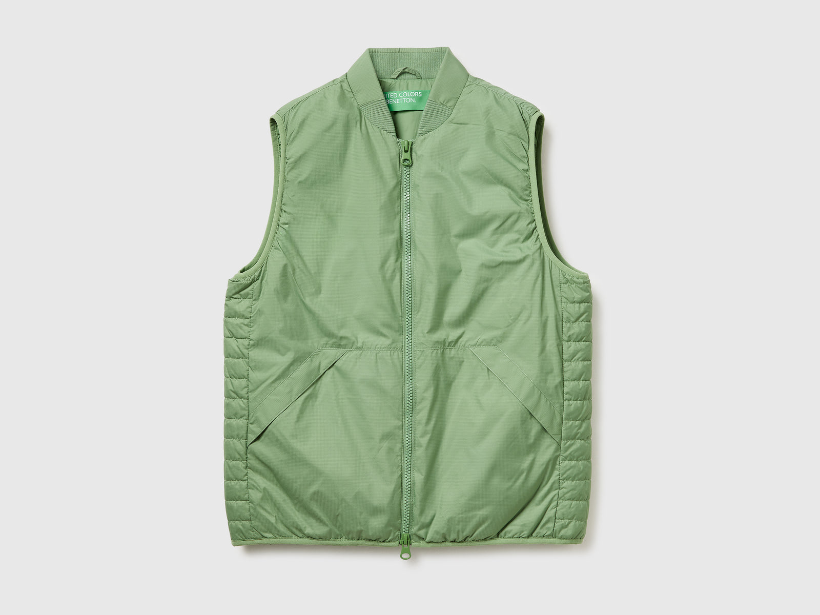 Gilet in nylon con imbottitura riciclata da uomo verde militare | Benetton Outlet