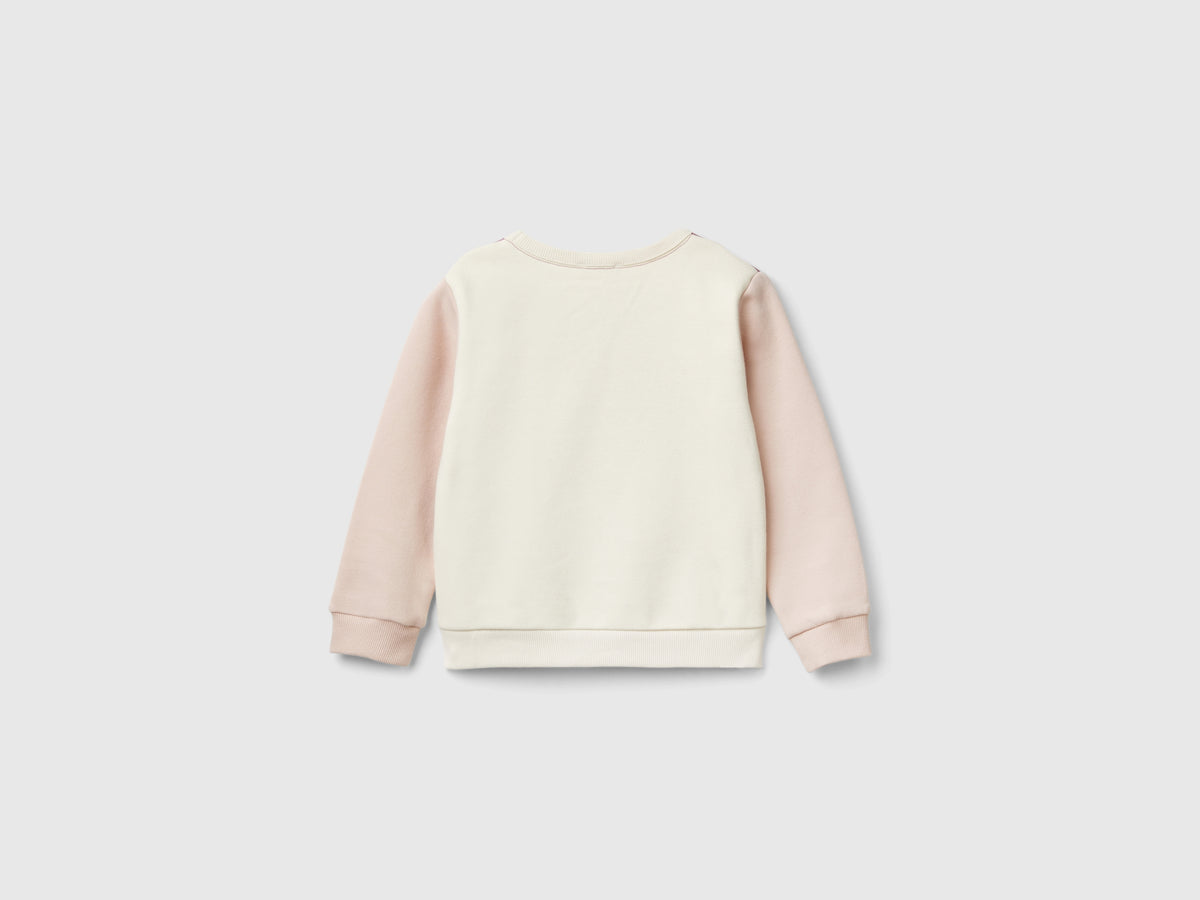 Closed sweatshirt with glitter print