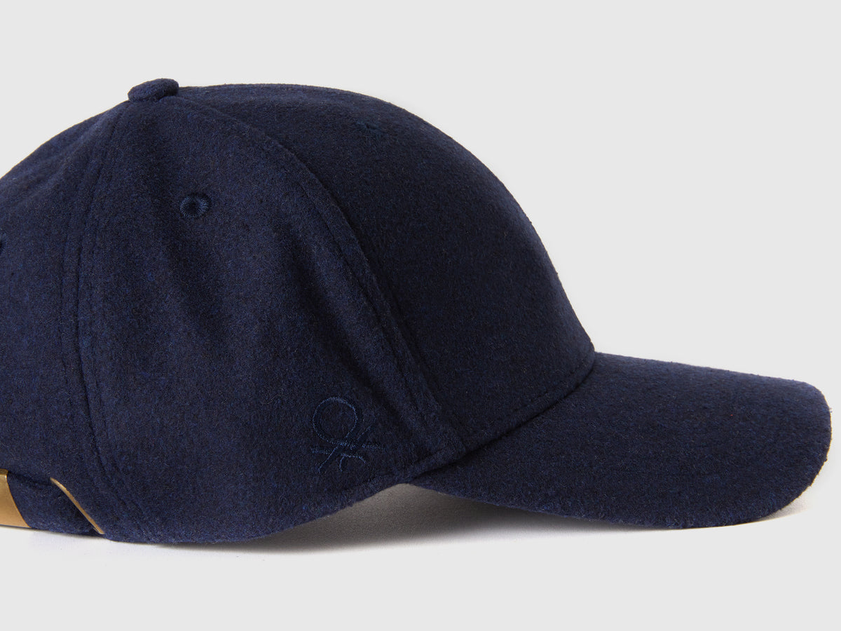 Cappello con visiera in panno