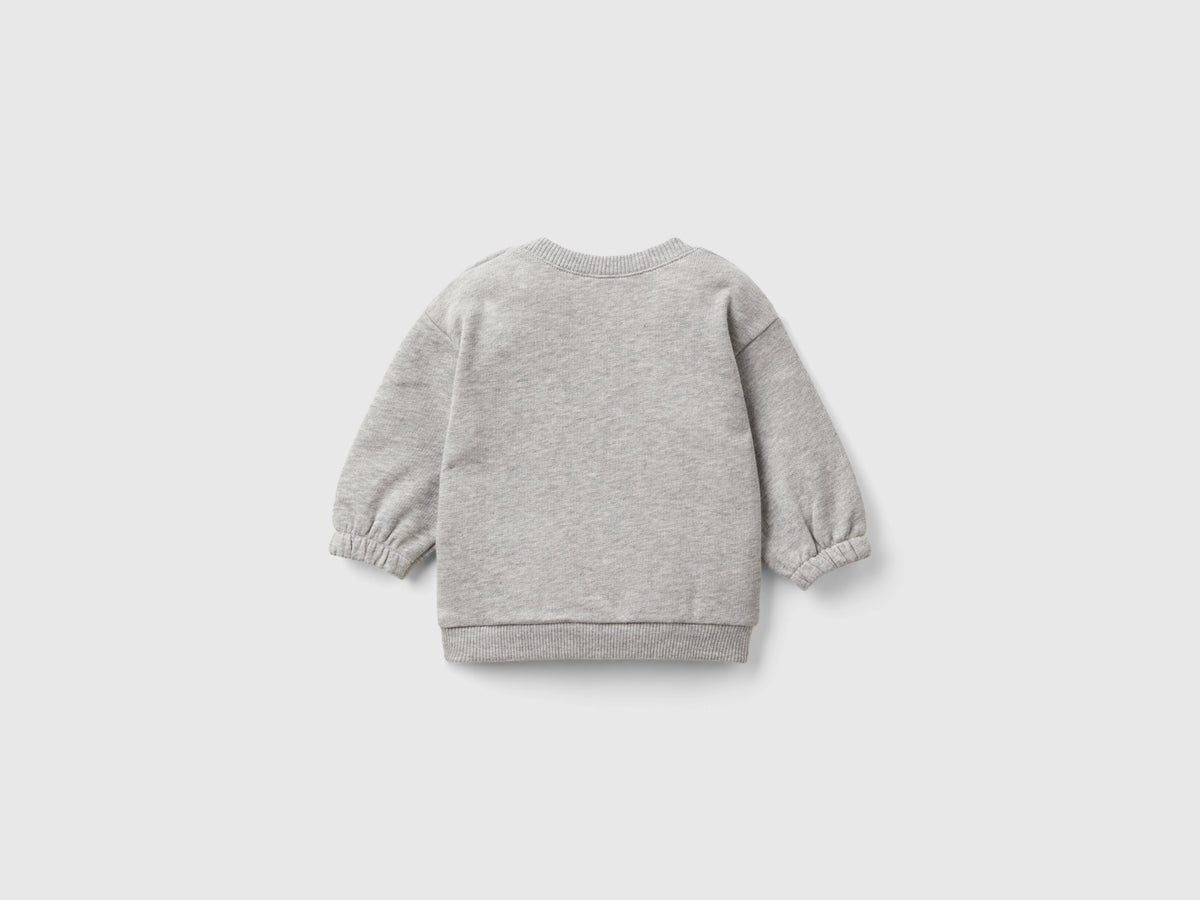 Felpa con ricamo e patch in cotone bio
