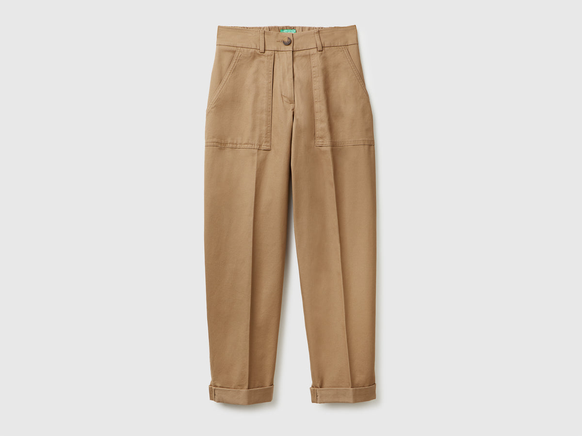 Pantaloni con risvolto in cotone stretch