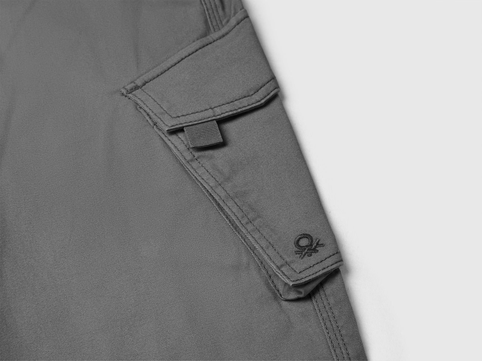 Pantaloni cargo regular fit da bambino grigio scuro 3 | Benetton Outlet