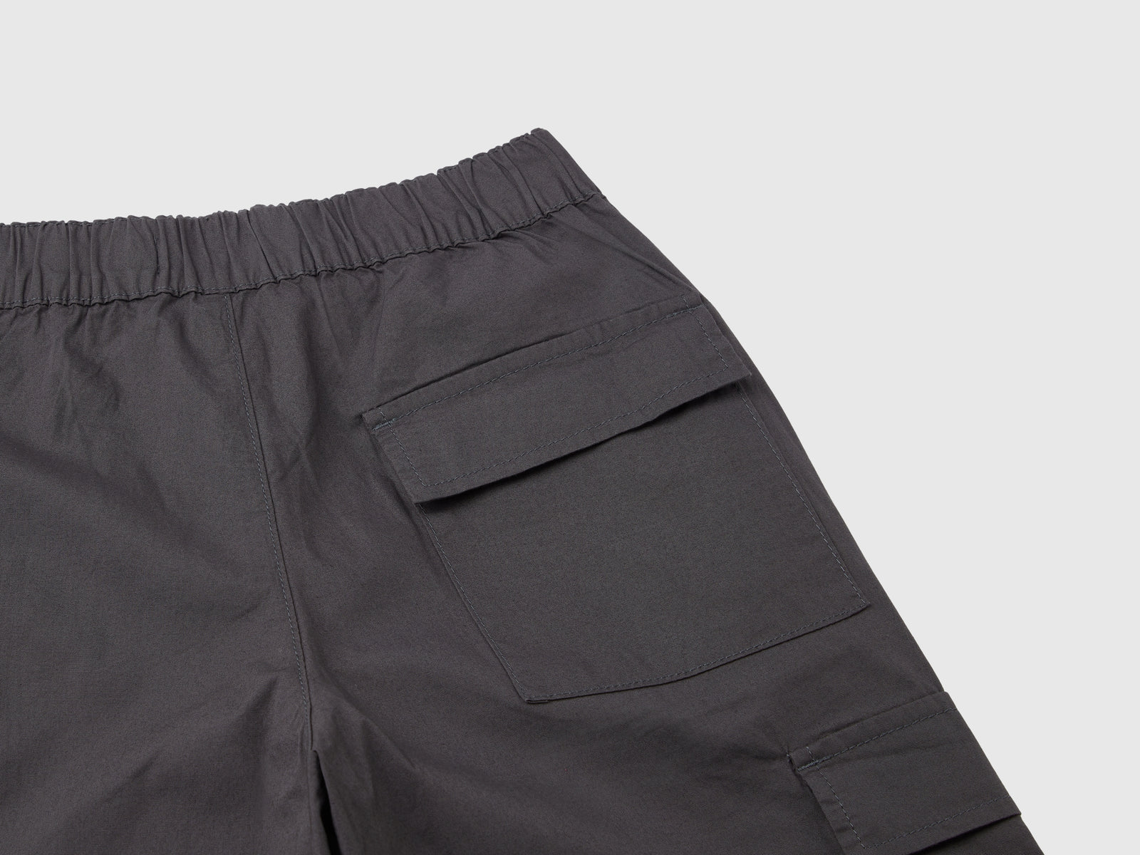 Pantaloni parachute in cotone stretch da bambino grigio scuro 2 | Benetton Outlet