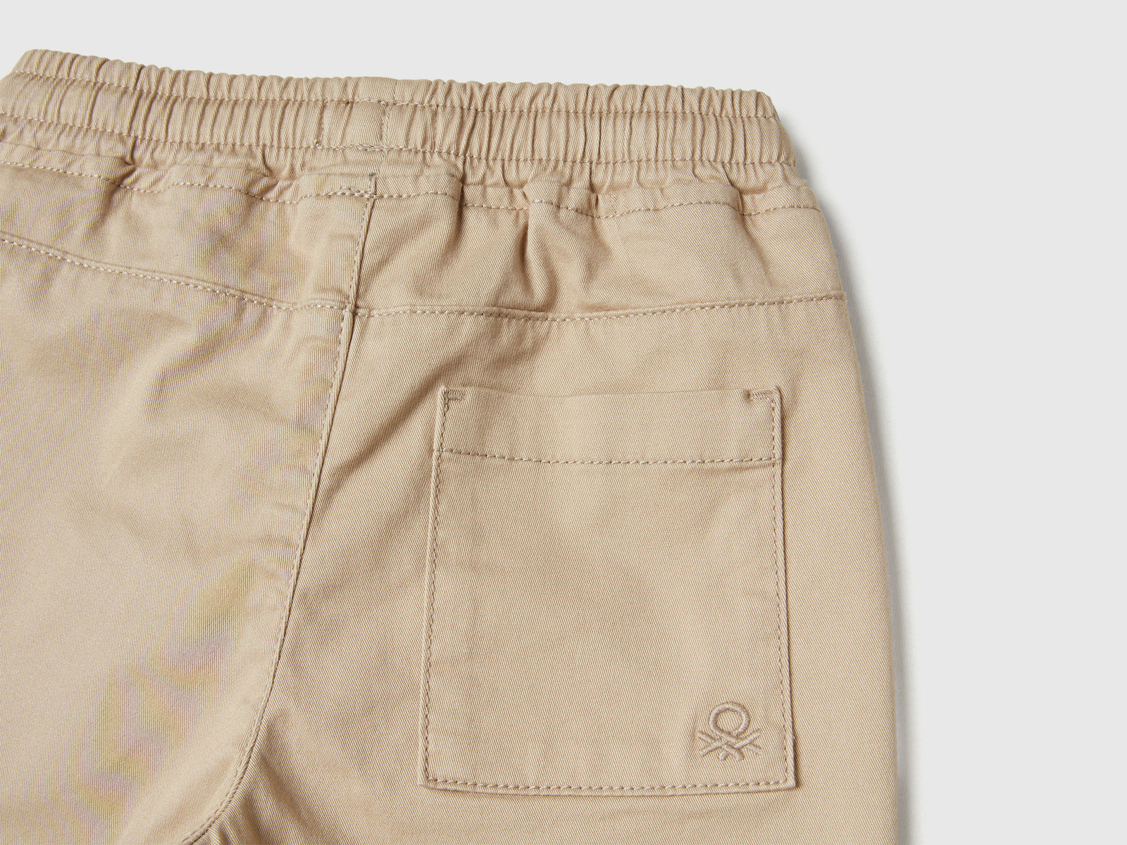 Joggers in cotone stretch con coulisse da bimbo beige 3 | Benetton Outlet