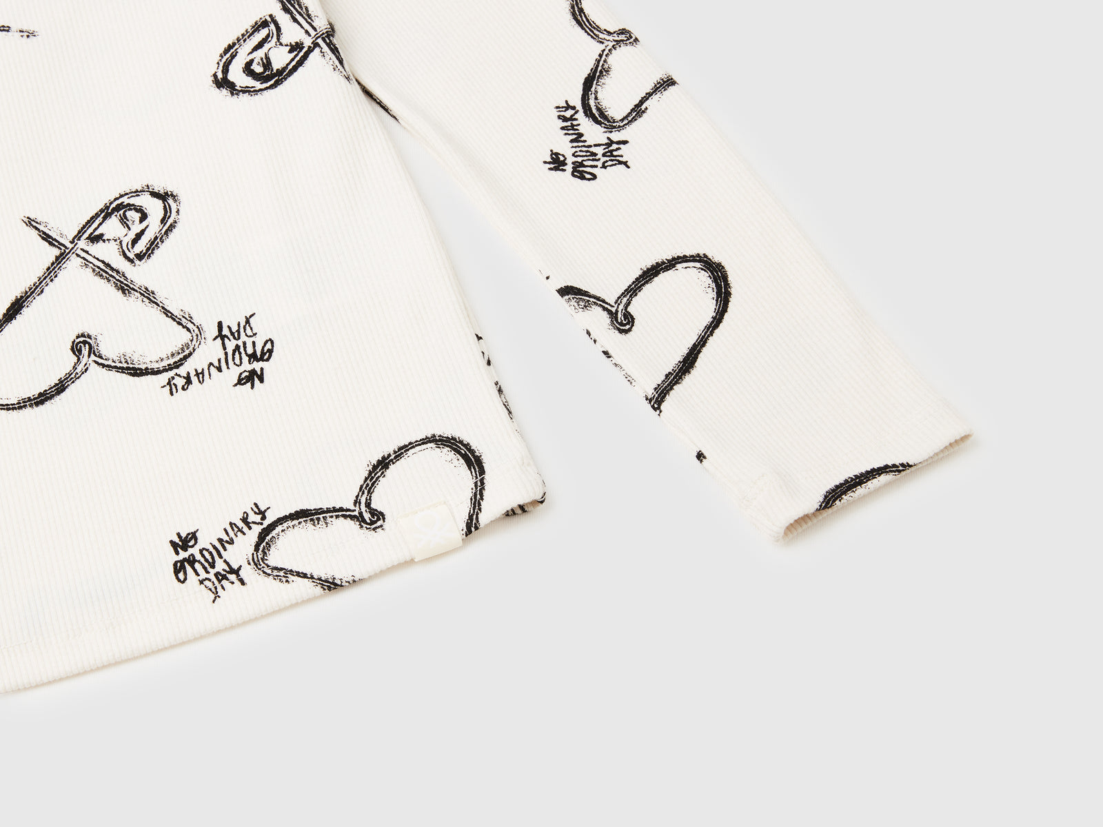 T-shirt lupetto con stampa cuori da bambina bianco panna 3 | Benetton Outlet