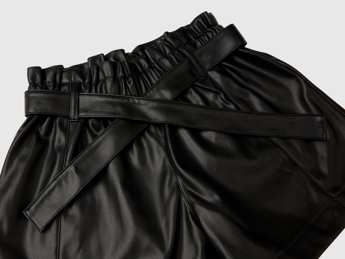 Shorts in tessuto spalmato