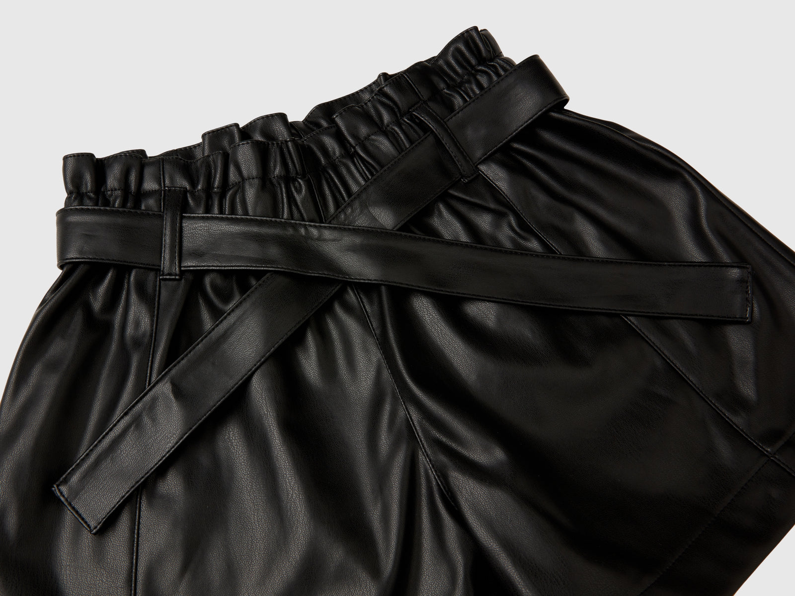 Shorts in tessuto spalmato da bambina nero 3 | Benetton Outlet