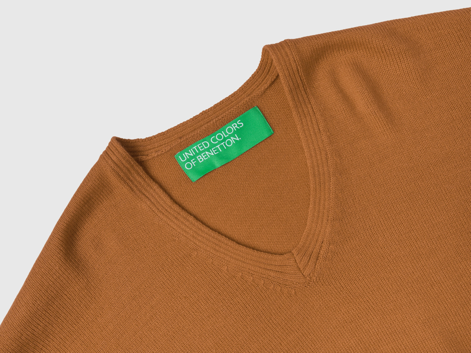 Maglia scollo a V over fit da donna cammello 3 | Benetton Outlet
