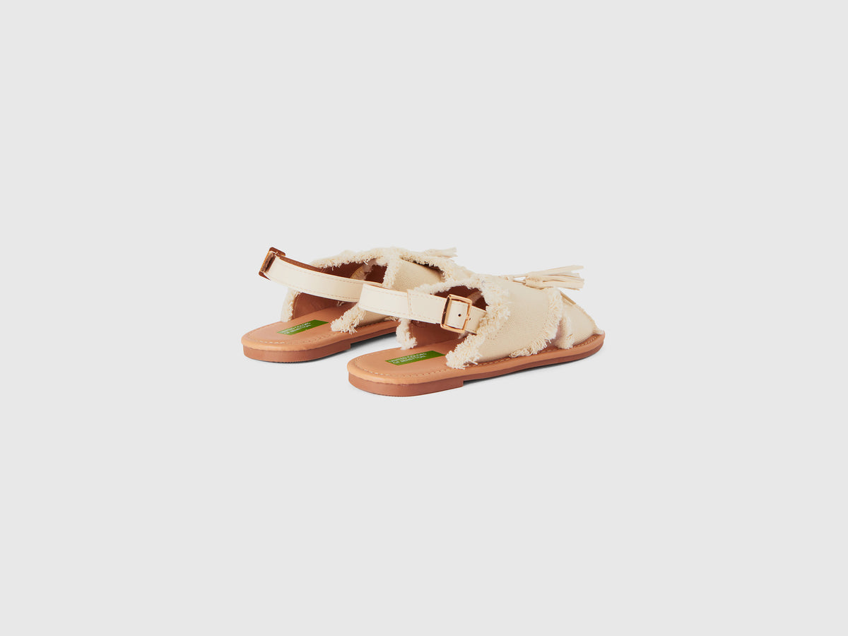 Sandali bassi con nappine