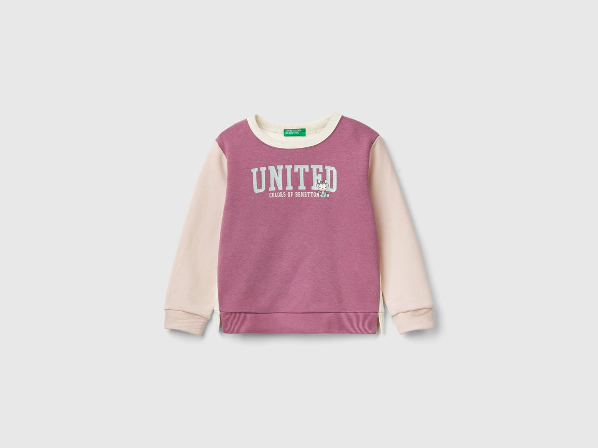 Closed sweatshirt with glitter print
