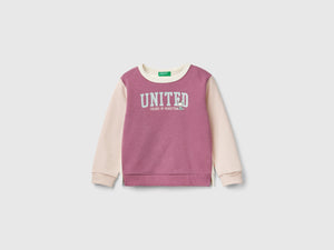 Closed sweatshirt with glitter print