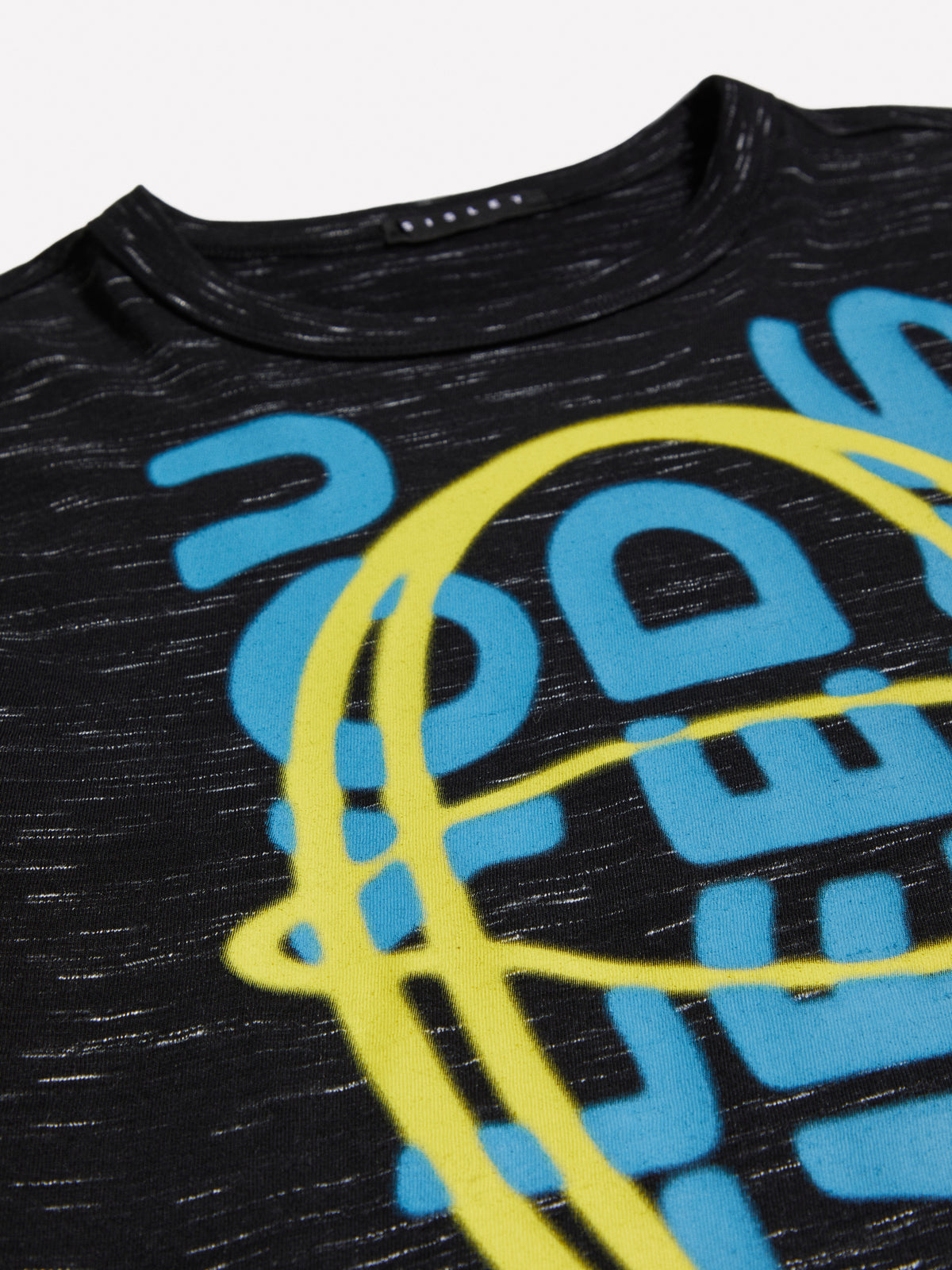 T-shirt fiammata con stampa effetto graffiti