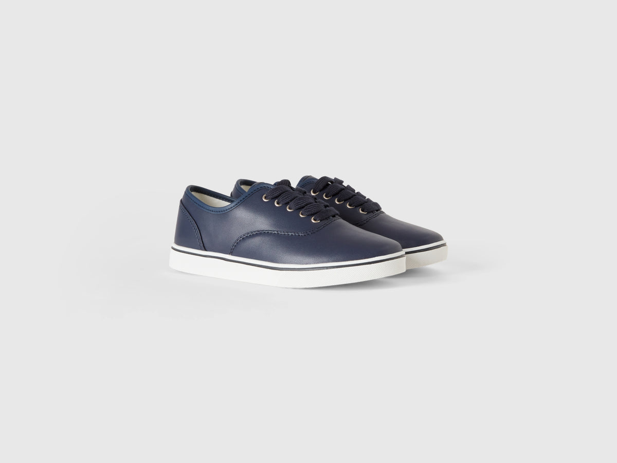 Sneakers con lacci e logo