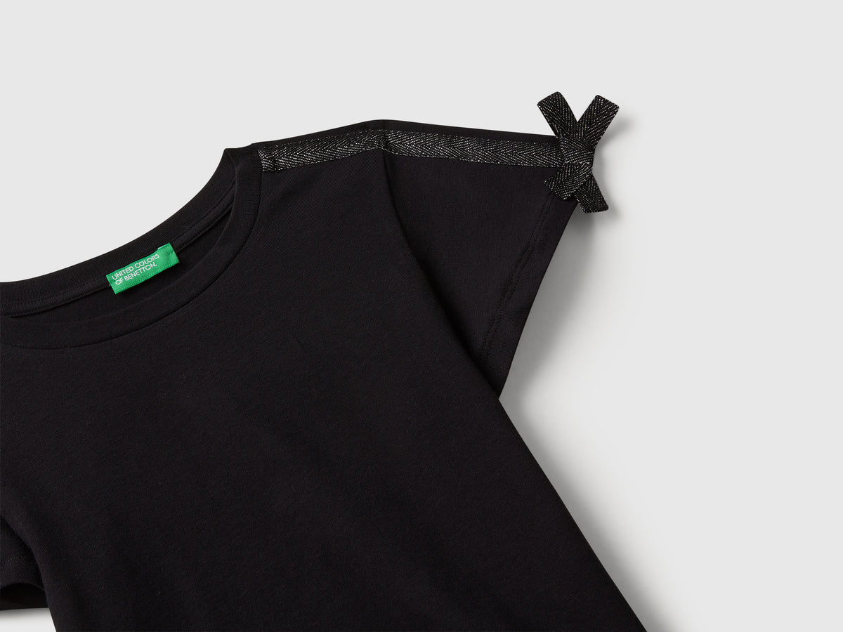 T-shirt con fiocchetti