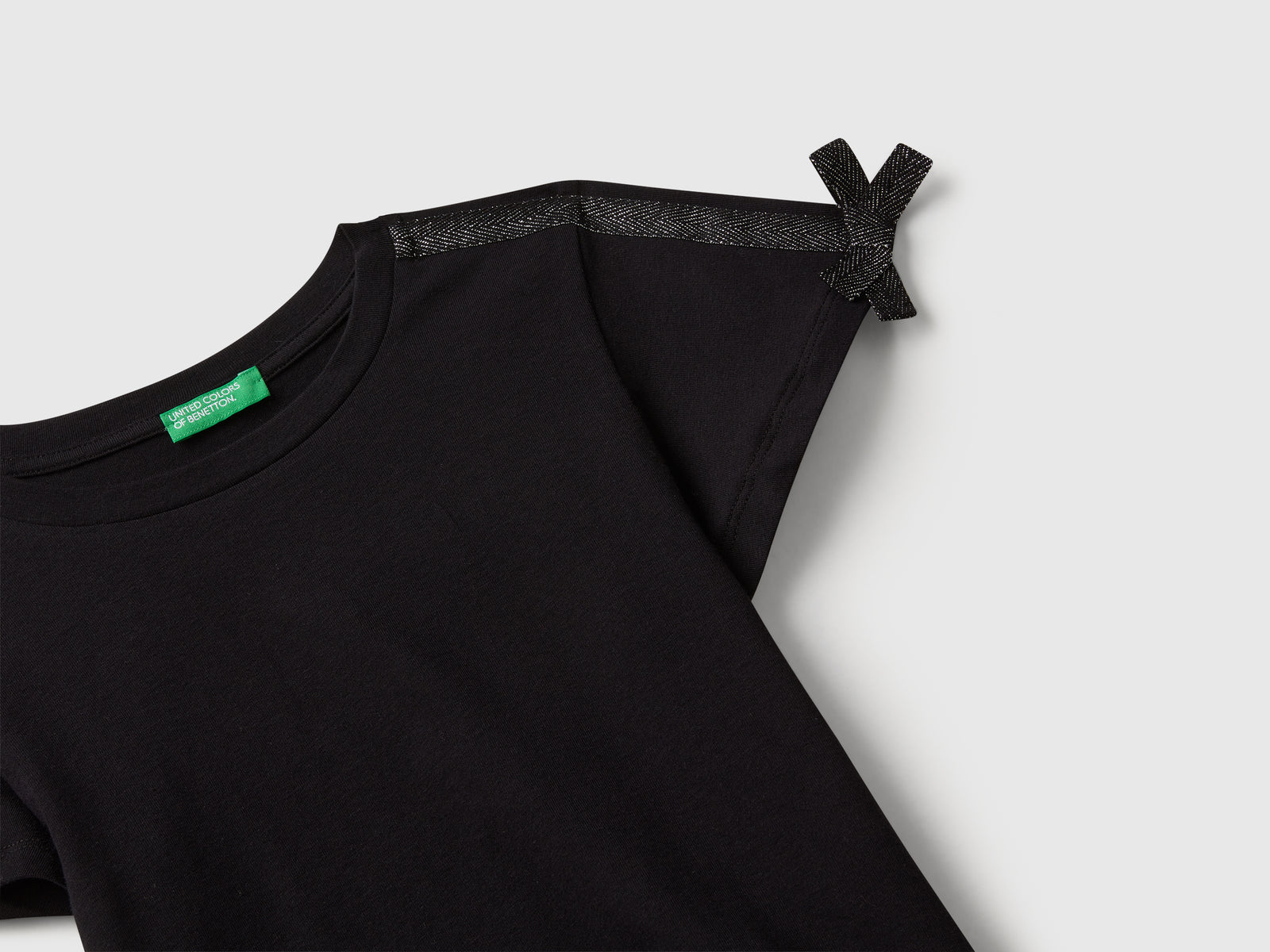 T-shirt con fiocchetti da bambina nero 3 | Benetton Outlet