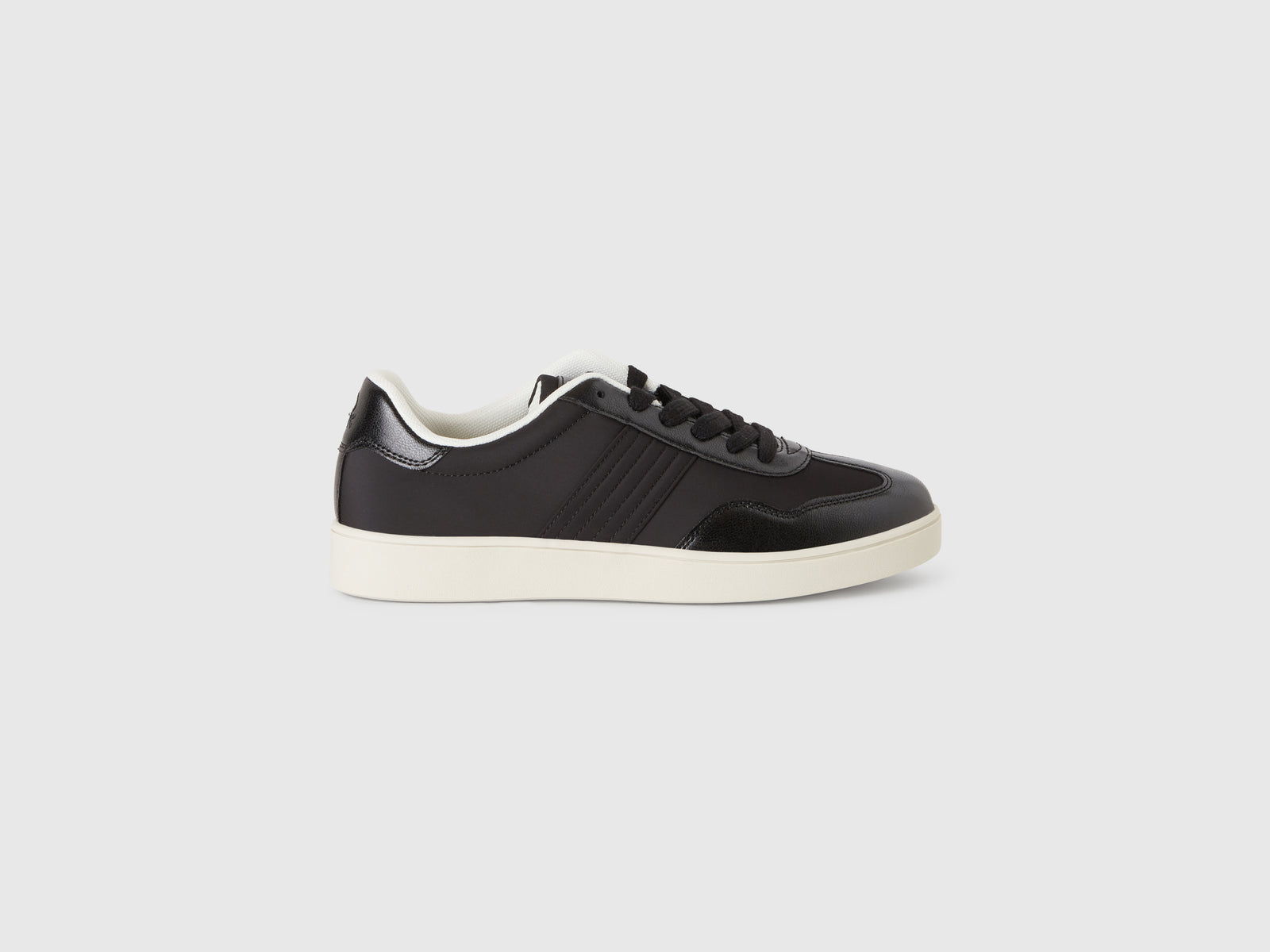 Sneakers basse da donna nero | Benetton Outlet