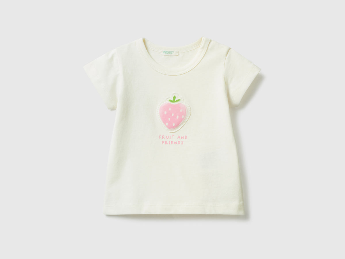 T-shirt con patch e stampa