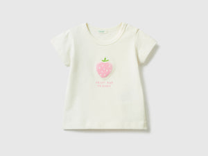 T-shirt con patch e stampa