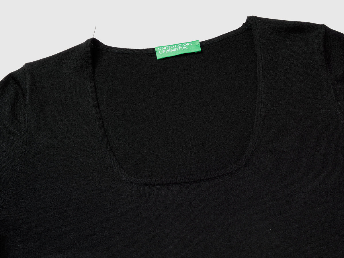 Maglia con scollo quadrato