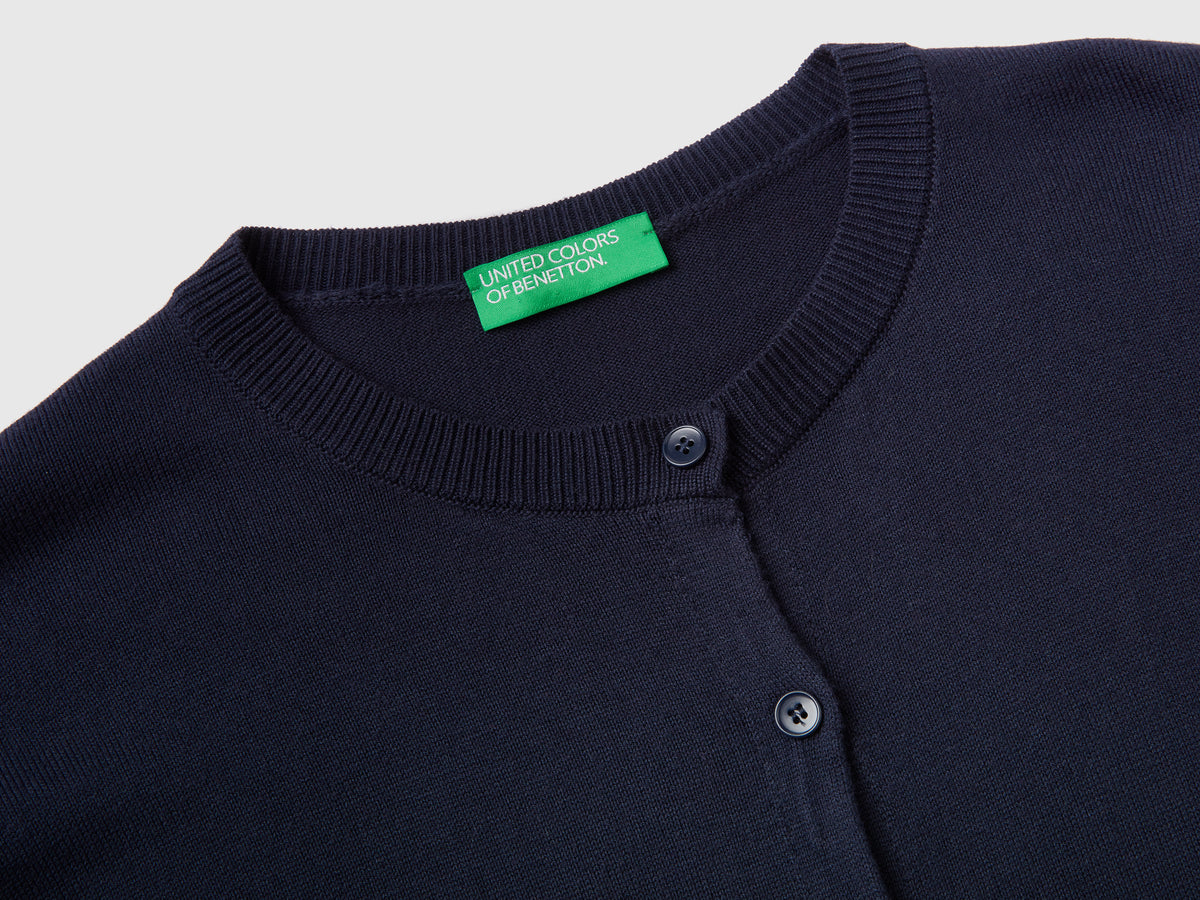 Cardigan girocollo con bottoni
