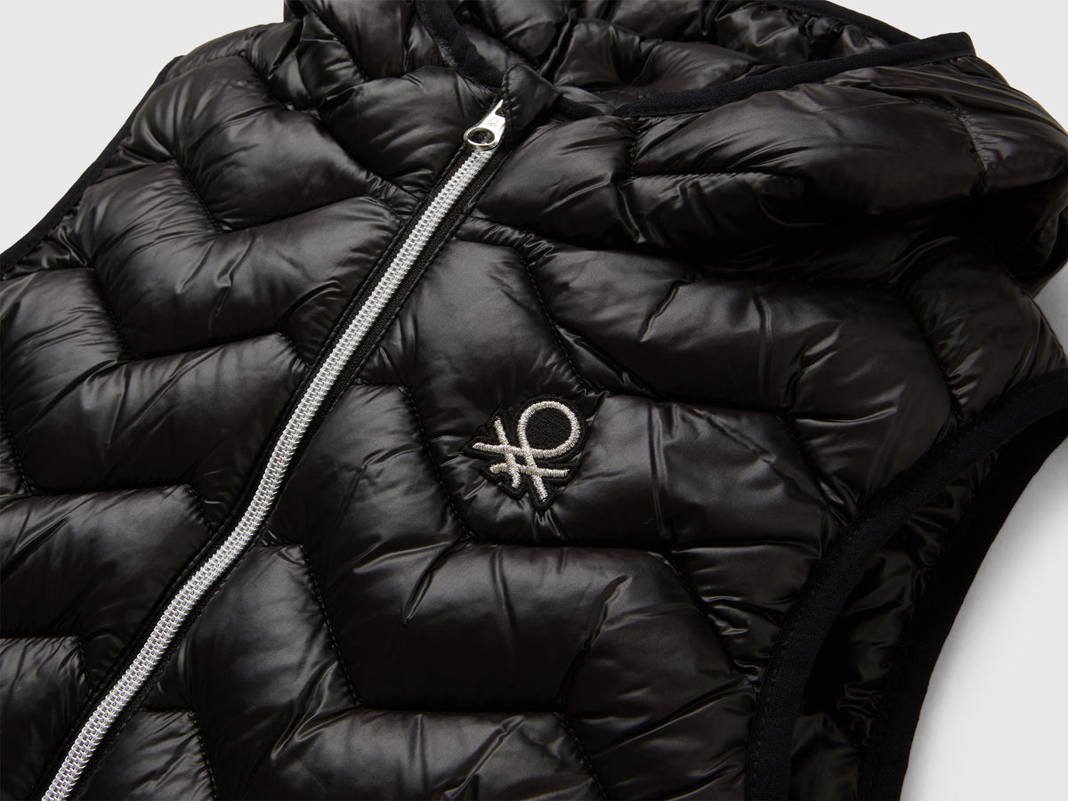 Gilet imbottito con cappuccio