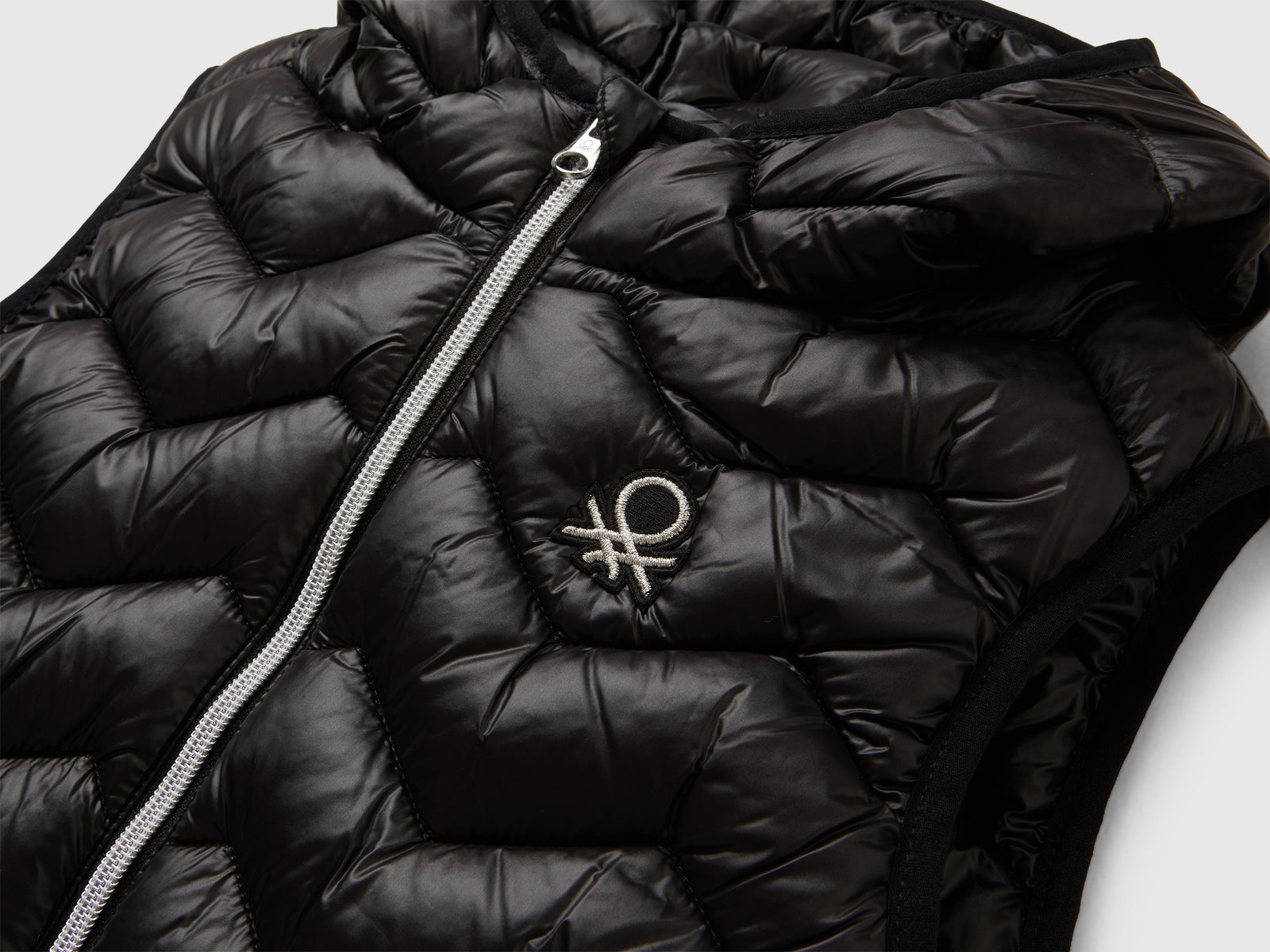 Gilet imbottito con cappuccio da bambina nero 3 | Benetton Outlet