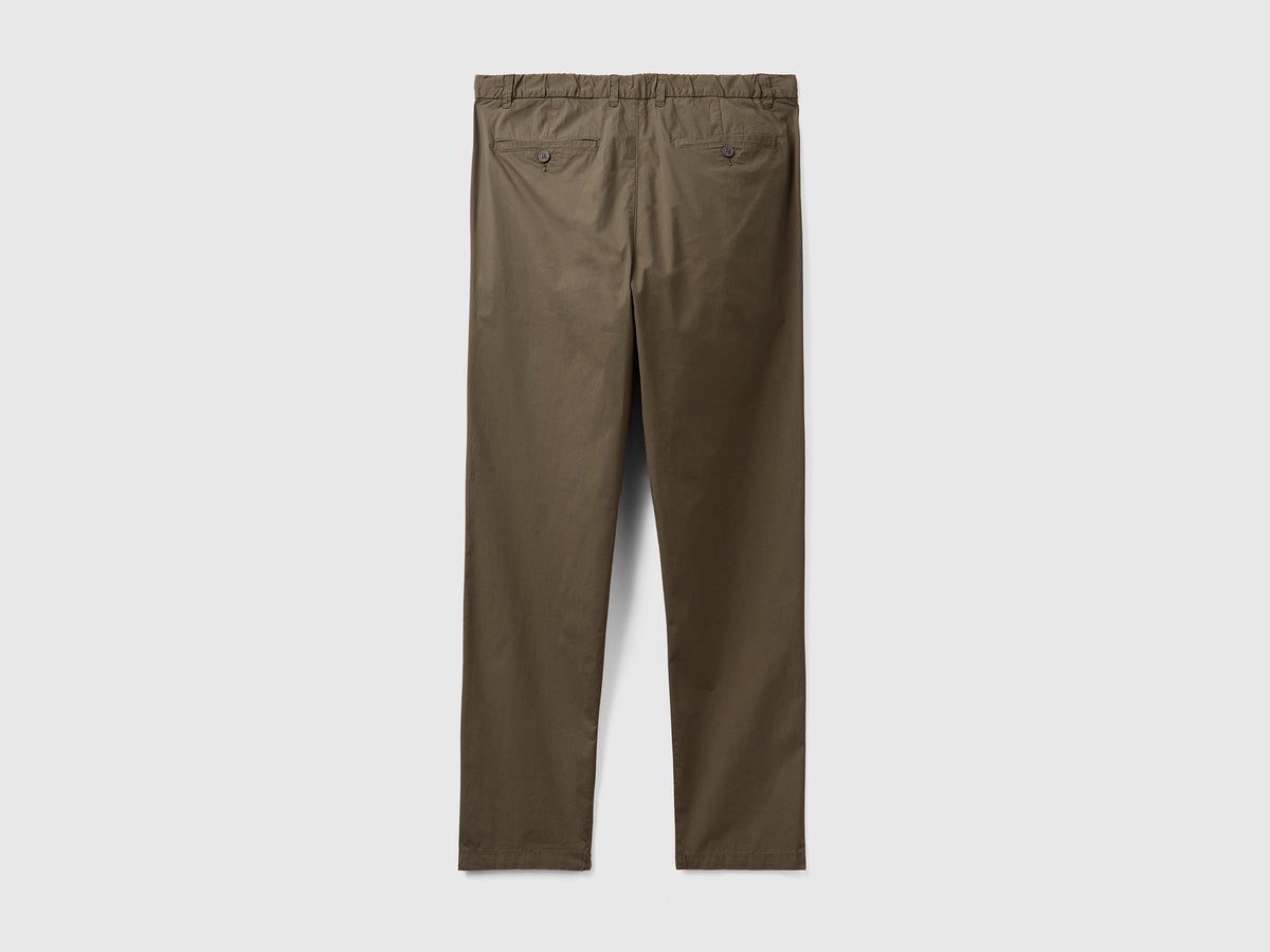 Pantaloni lunghi modello chino in cotone elasticizzato con pinces