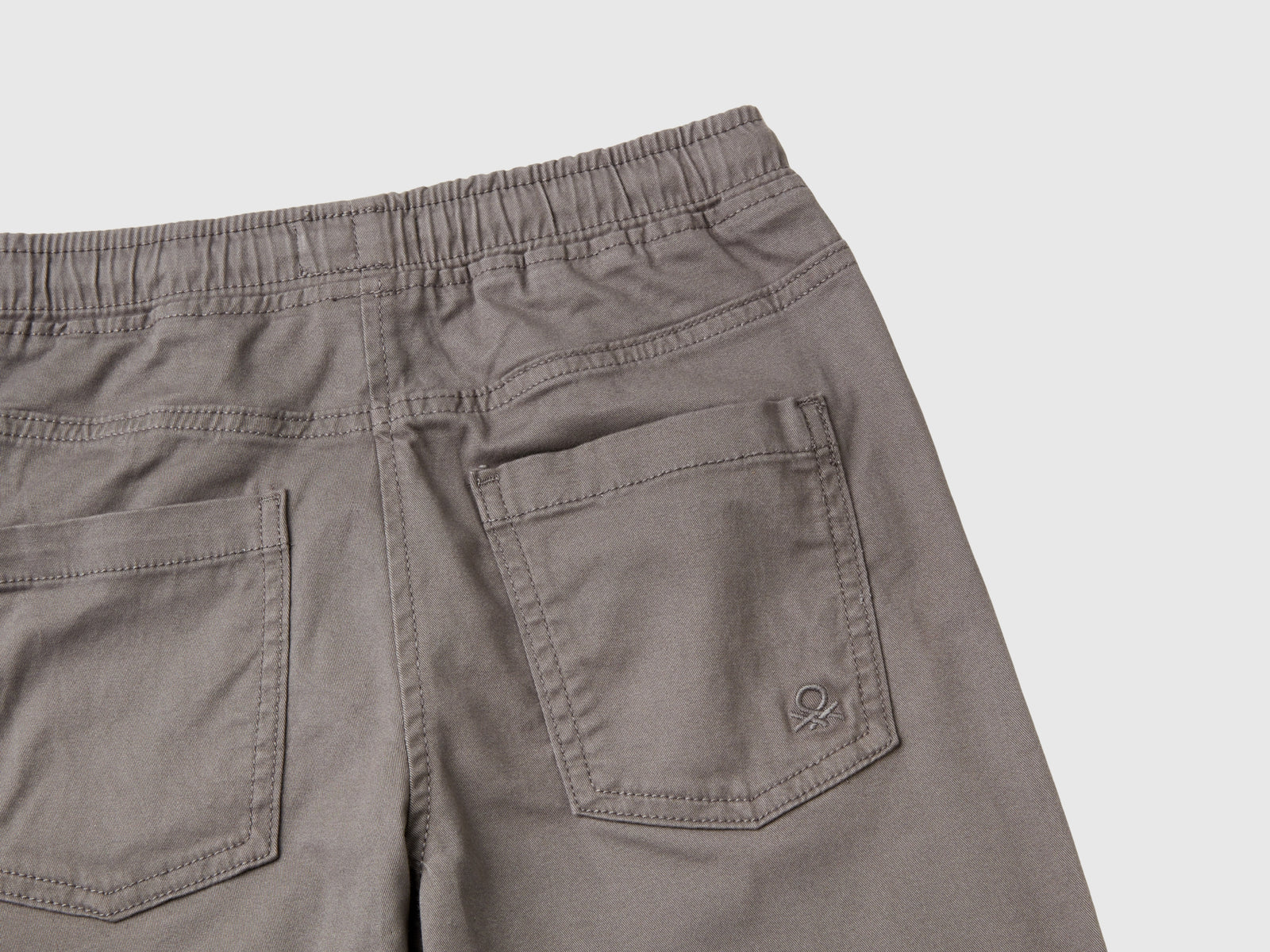Joggers in cotone stretch con coulisse da bambino grigio scuro 3 | Benetton Outlet
