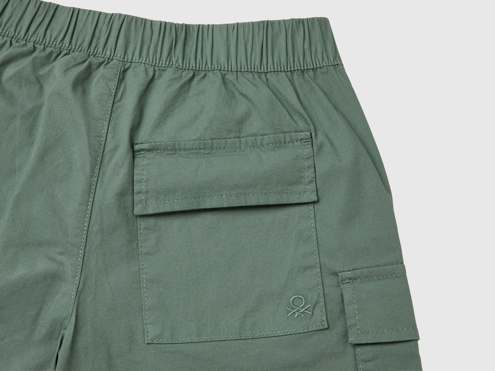 Bermuda cargo in cotone stretch da bambino verde militare 2 | Benetton Outlet