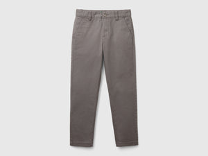 Pantalones chinos de corte entallado en algodón elástico