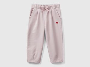 Joggers slim fit con ricamo