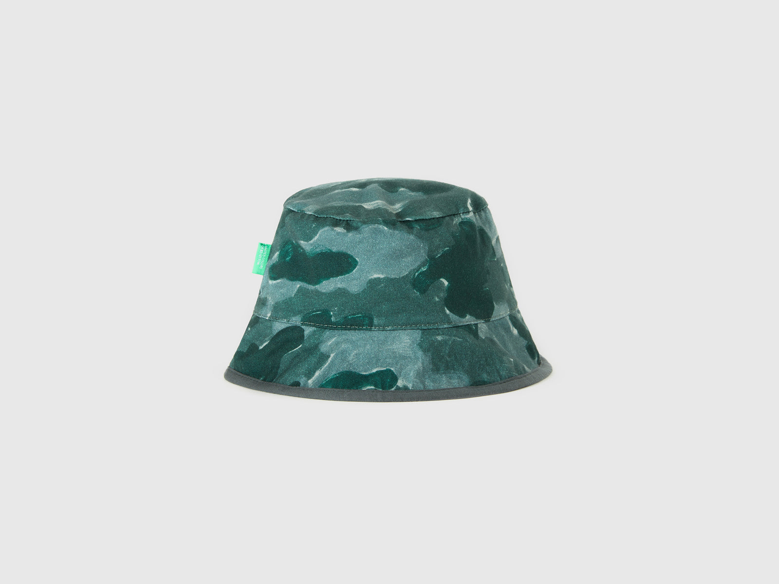 Cappello reversibile con stampa camouflage da bimbo grigio chiaro 2 | Benetton Outlet