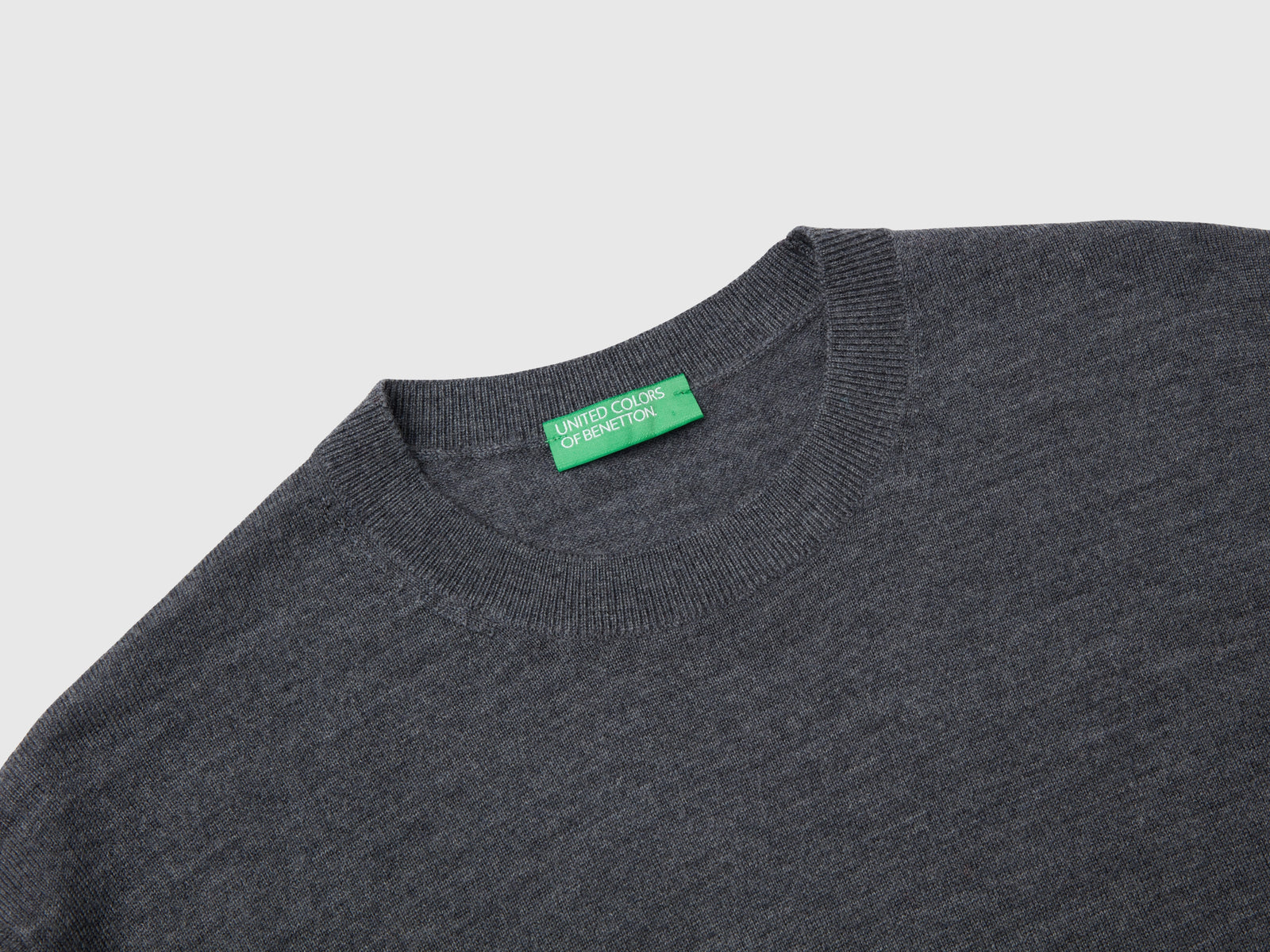 Maglia in pura lana Merino da uomo grigio scuro 3 | Benetton Outlet