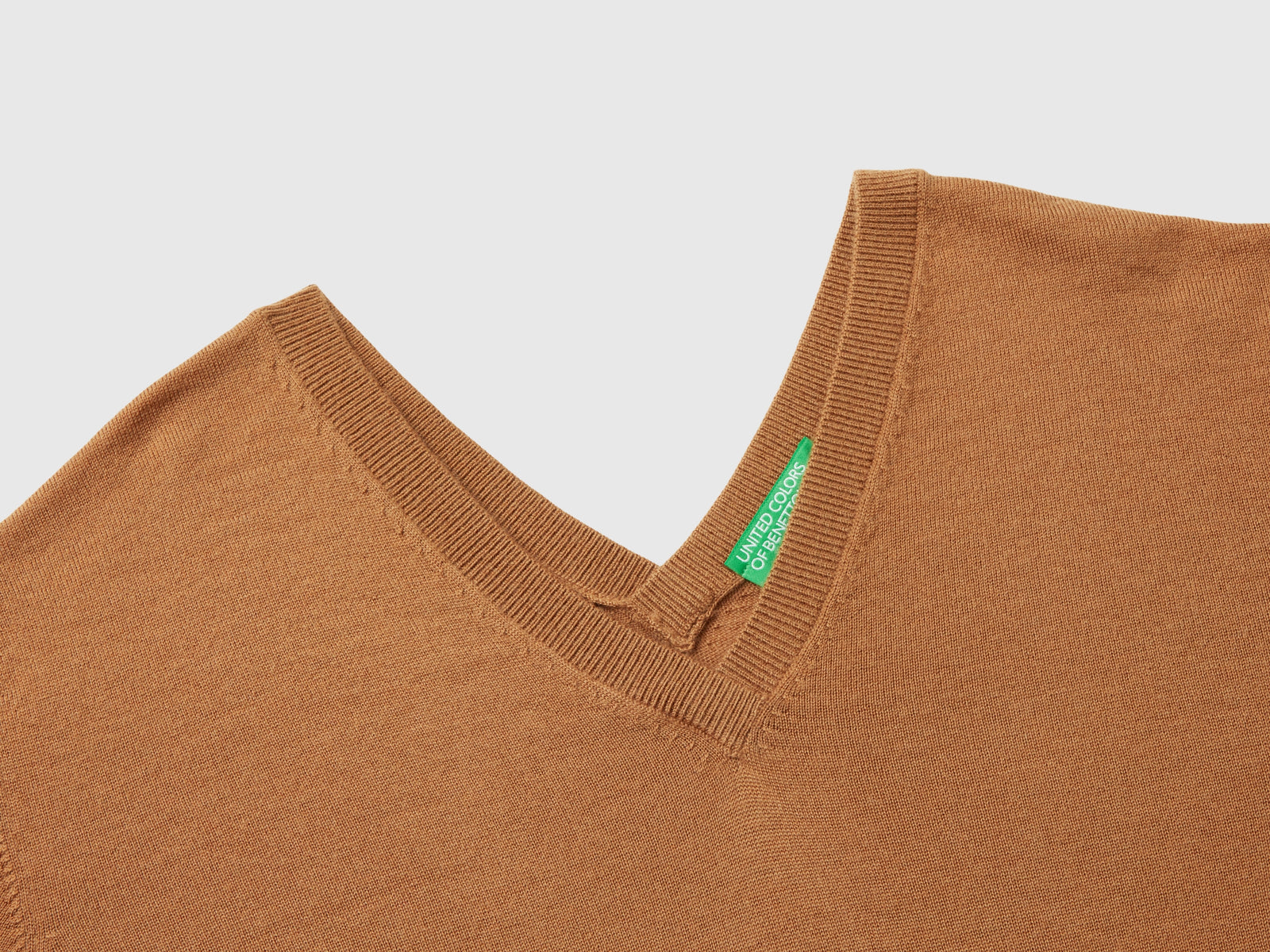 Maglia scollo a V in pura lana Merino da donna cammello 3 | Benetton Outlet