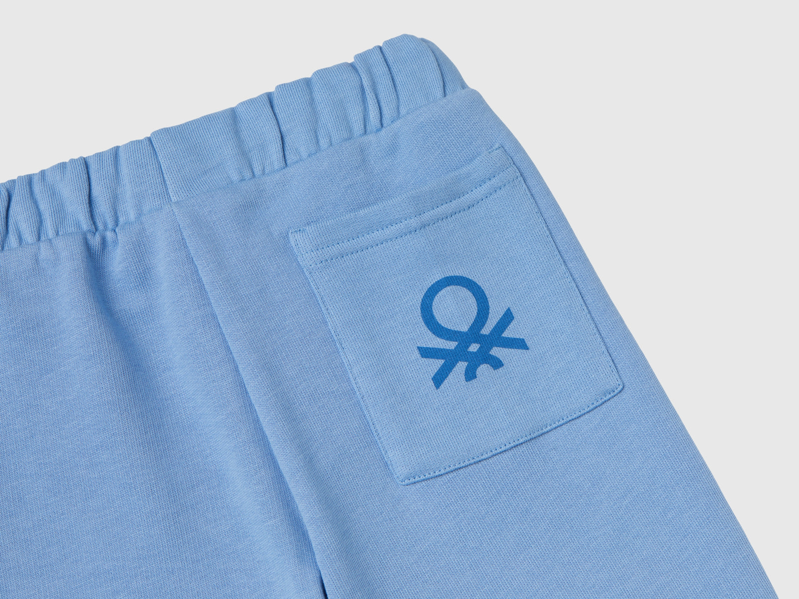 Pantaloni in felpa con taschino da bimbo azzurro 3 | Benetton Outlet